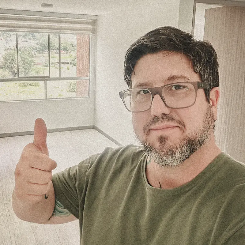 Juan, creador de Juan Shops, levantando el pulgar en señal de recomendación y bienvenida.