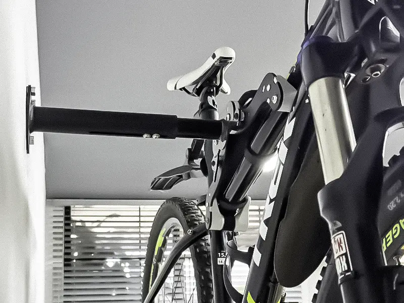 Bicicleta montada en soporte de pared funcional y minimalista